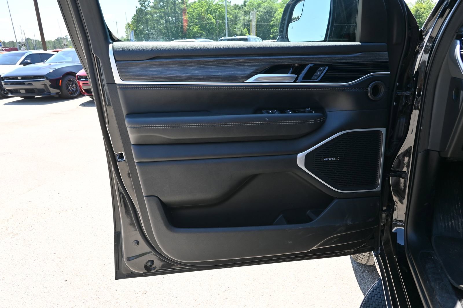 Used 2024 Jeep Wagoneer Series II w/ Flexible Seating Group AWD/4WD image 8
