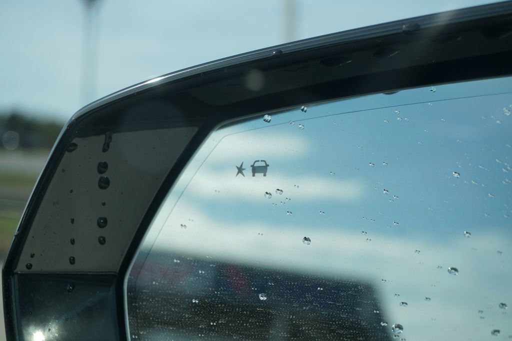 Used 2023 GMC Yukon XL Denali w/ Advanced Technology Package image 16