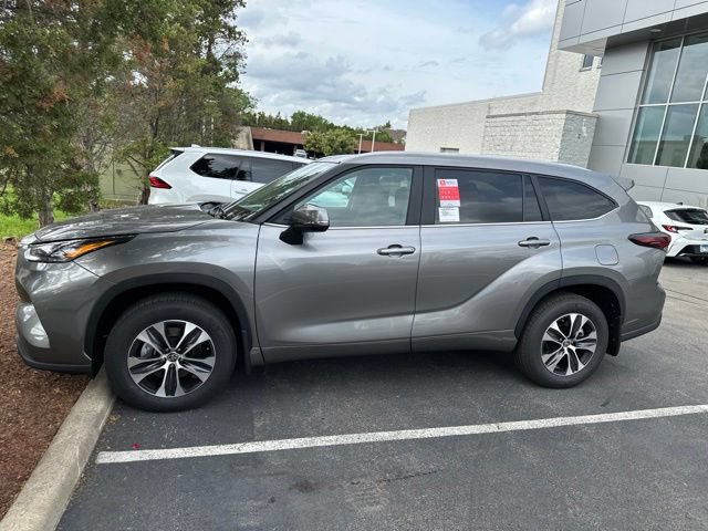 Used 2026 Toyota Highlander XLE AWD/4WD image 2