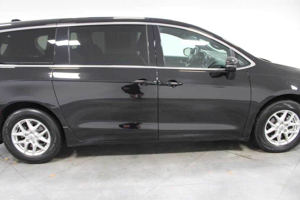 Used 2025 Chrysler Pacifica Select FWD image 11