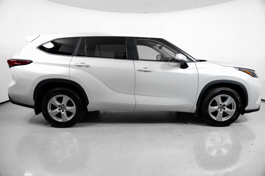Used 2023 Toyota Highlander LE FWD image 3