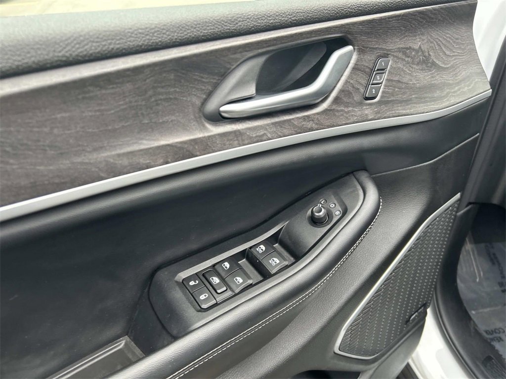 Used 2023 Jeep Grand Cherokee 4WD 4xe w/ Luxury Tech Group II image 20