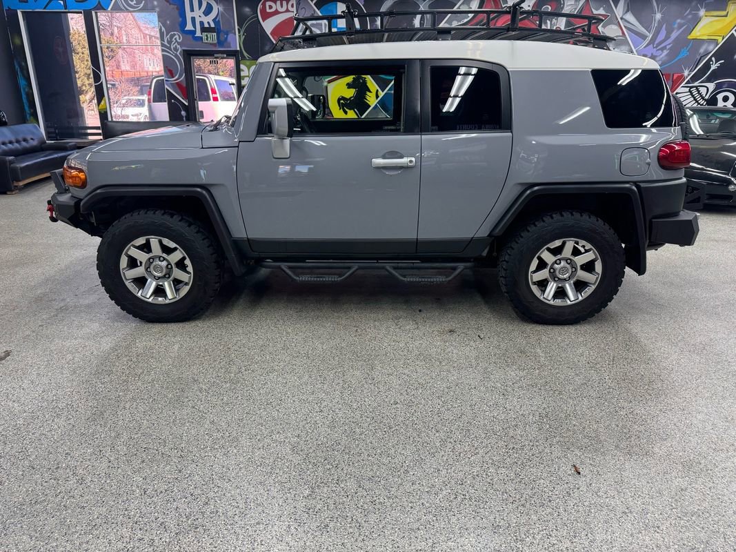 Used 2014 Toyota FJ Cruiser 4WD w/ Convenience Package image 2