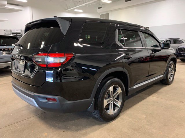 Used 2025 Honda Pilot EX-L image 3