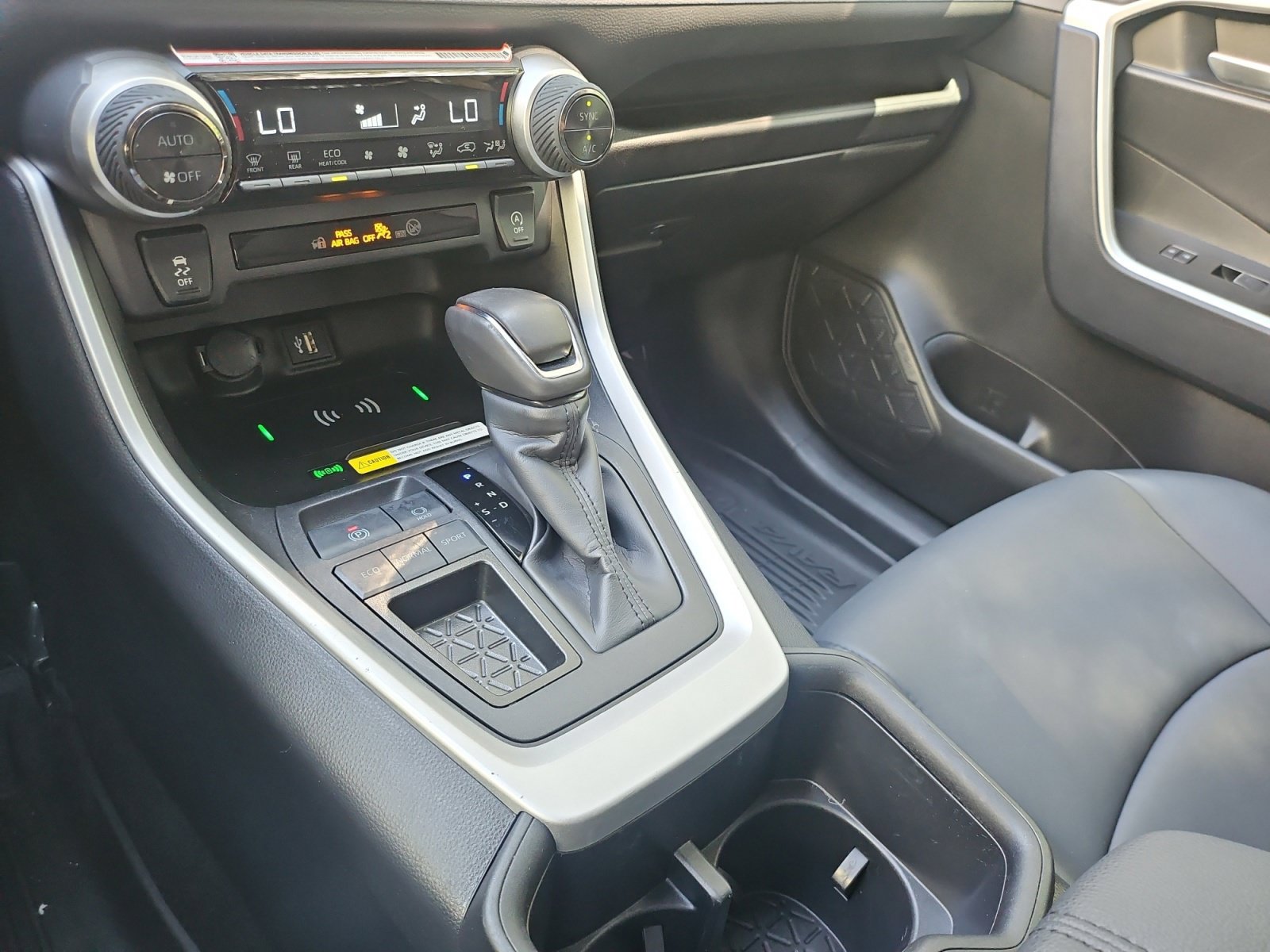 Used 2025 Toyota RAV4 XLE Premium FWD image 24