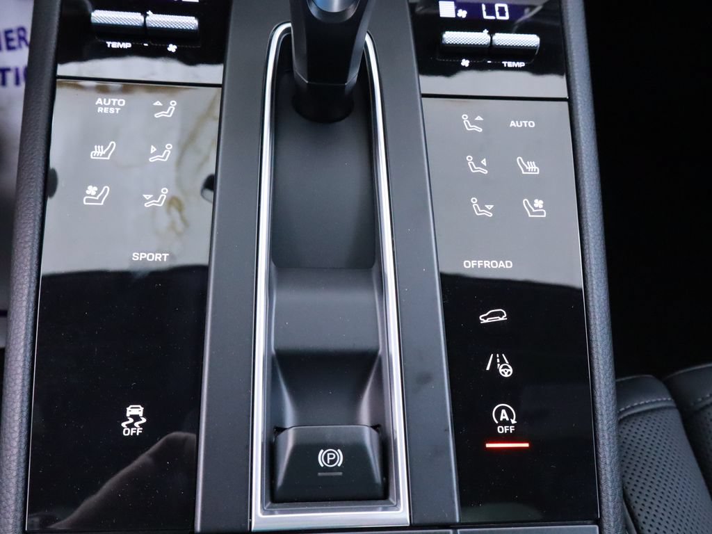 Certified 2025 Porsche Macan AWD/4WD image 33