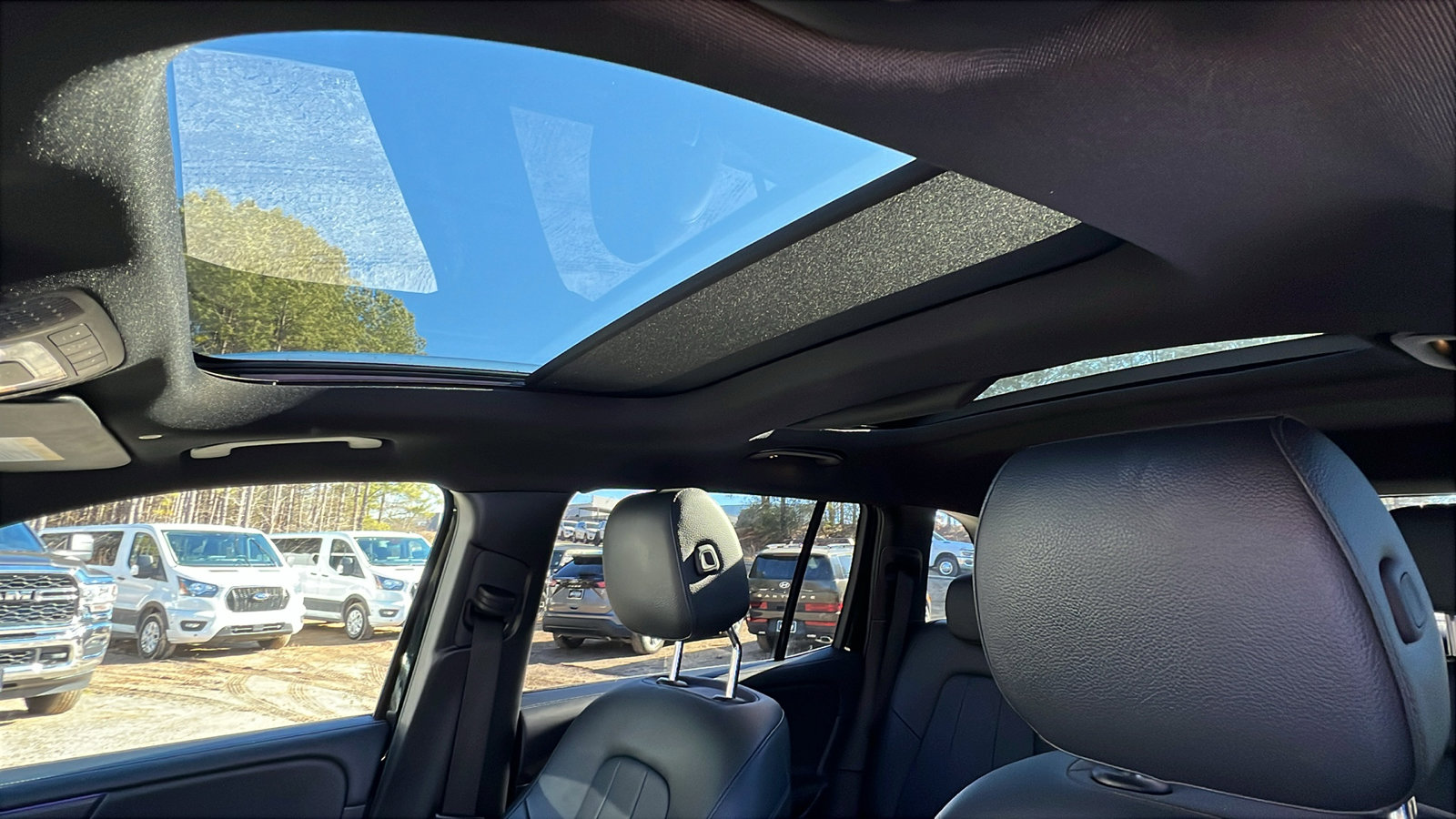 Used 2023 Mercedes-Benz GLB 250 4MATIC w/ Premium Package image 18
