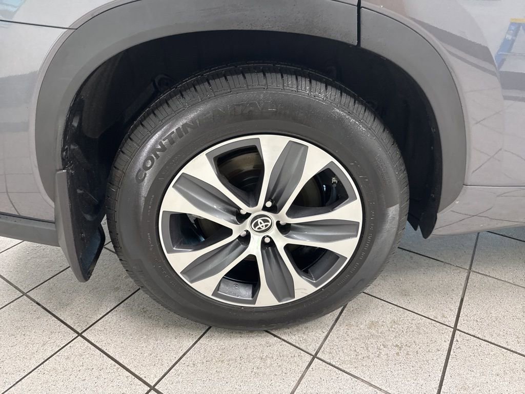 Used 2024 Toyota Highlander XLE AWD/4WD image 12