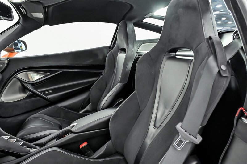 Used 2018 McLaren 720S Performance RWD image 23