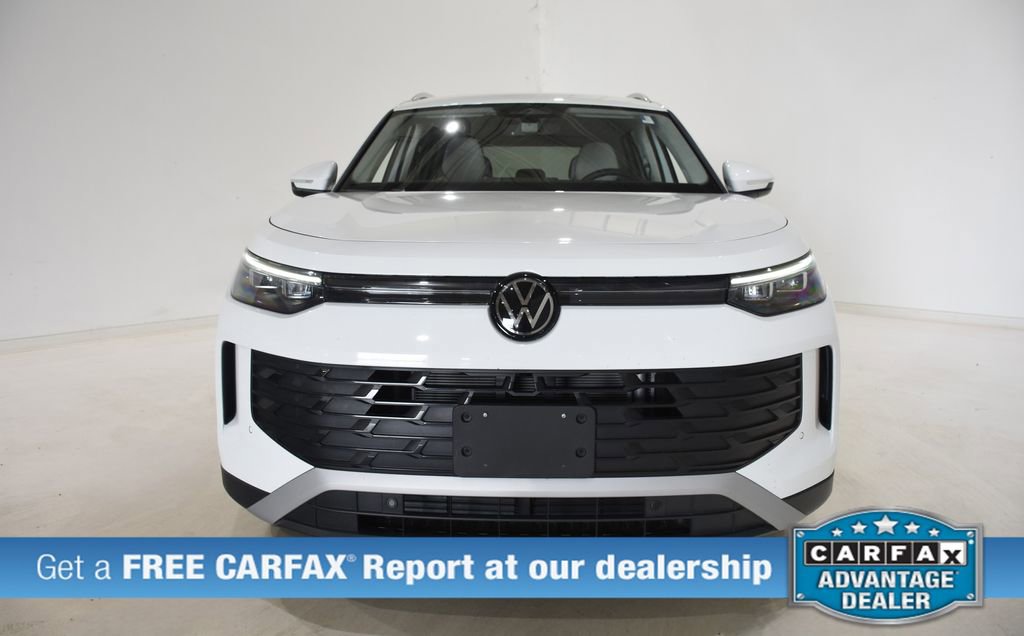 Used 2025 Volkswagen Tiguan SE image 2