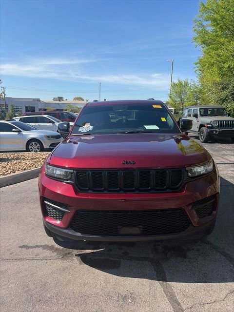 Used 2024 Jeep Grand Cherokee Altitude image 2