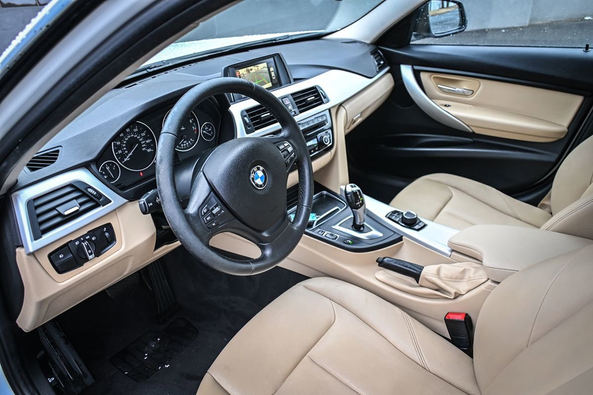 Used 2017 BMW 320i xDrive Sedan AWD/4WD image 9
