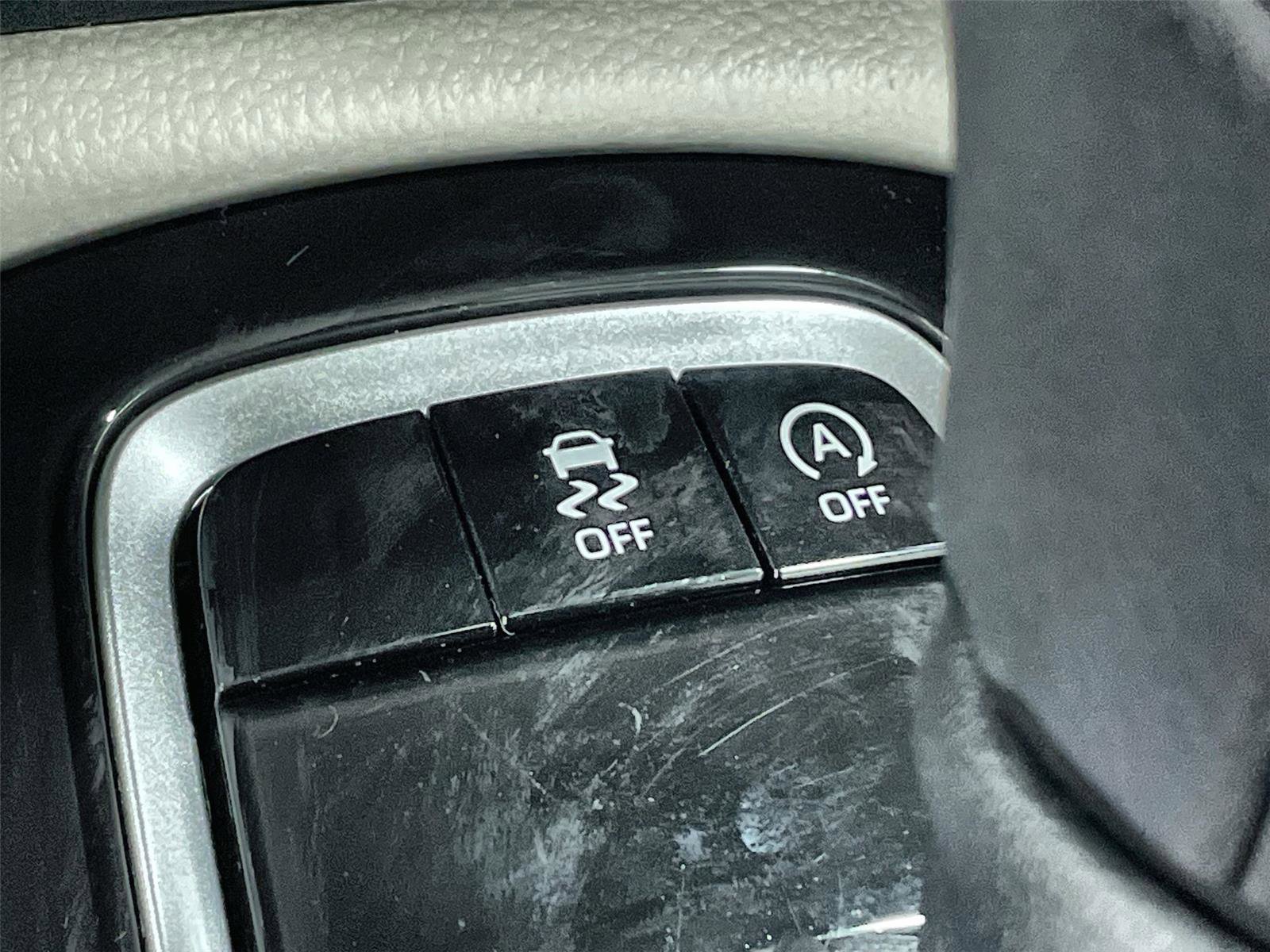 Used 2025 Toyota Corolla Cross L image 14