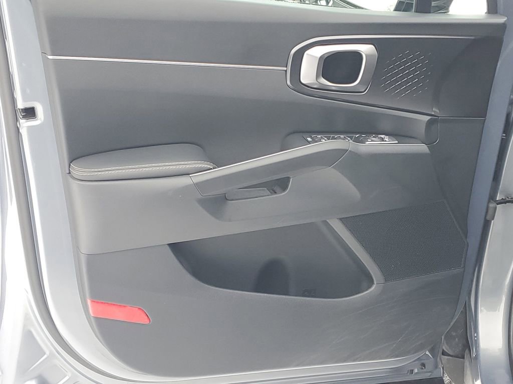 Used 2023 Kia Sorento LX image 8