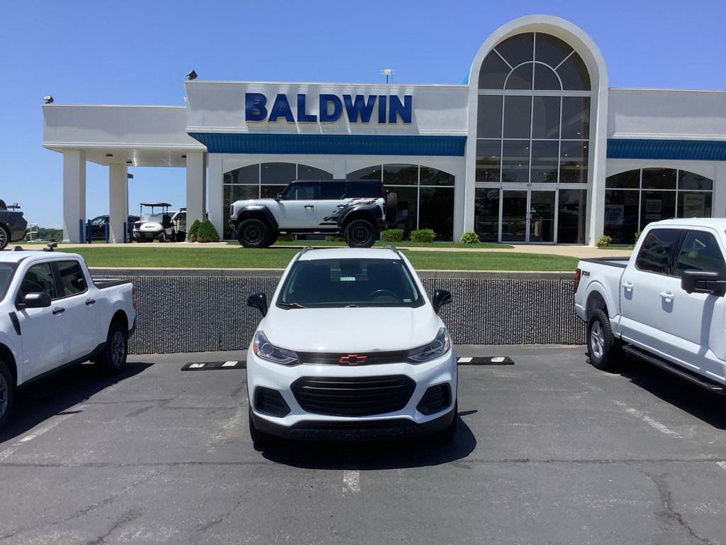 Used 2020 Chevrolet Trax LT w/ Redline Edition AWD/4WD image 2