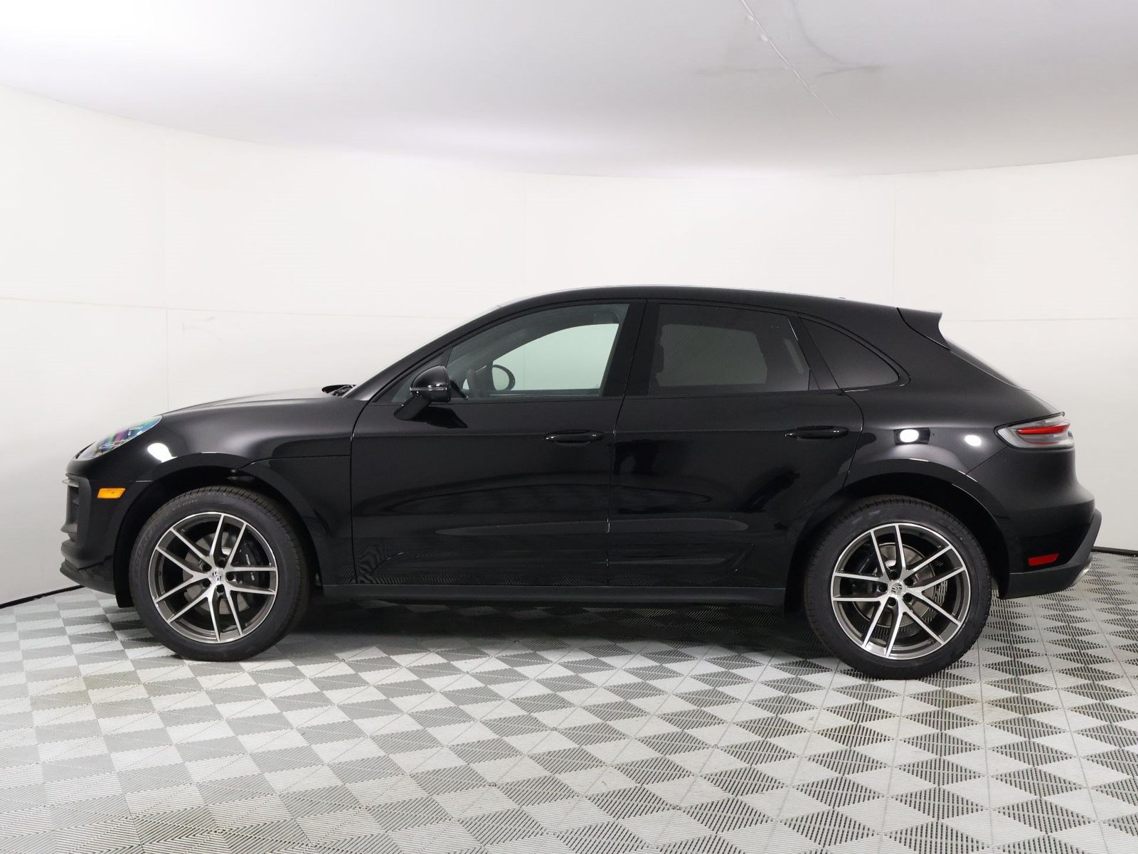New 2026 Porsche Macan AWD/4WD image 2