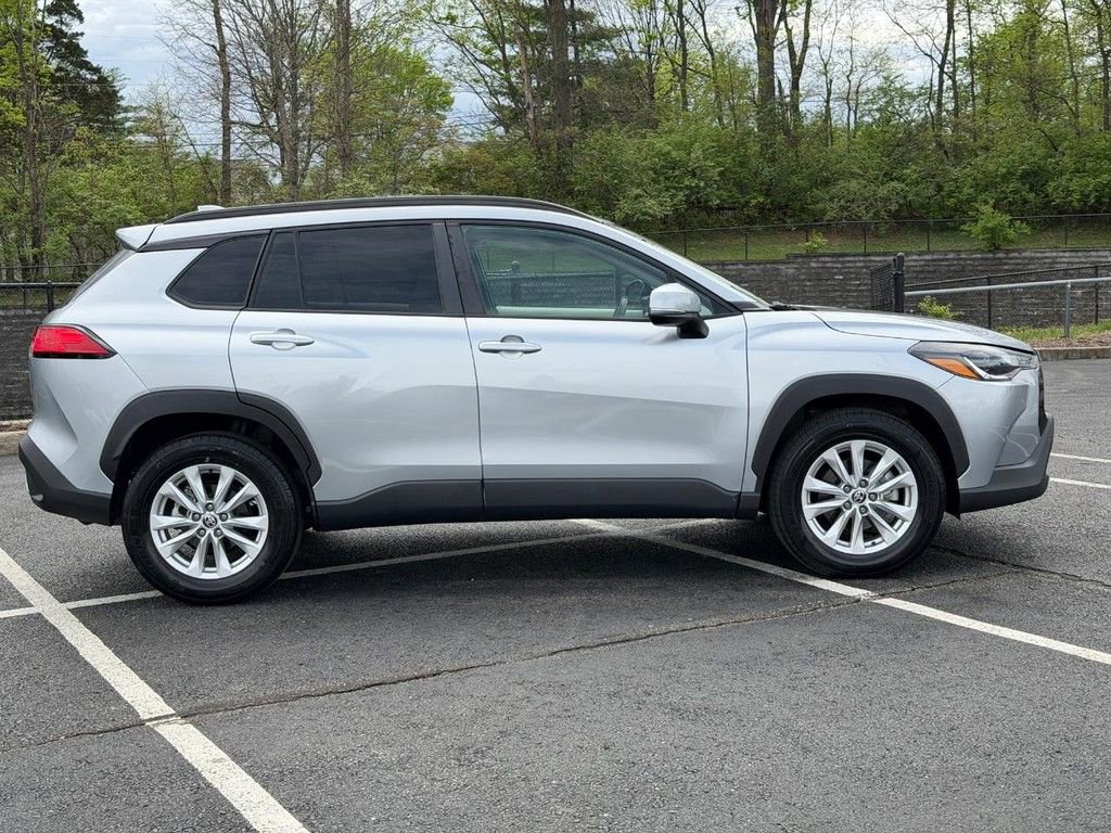 Used 2022 Toyota Corolla Cross LE image 2