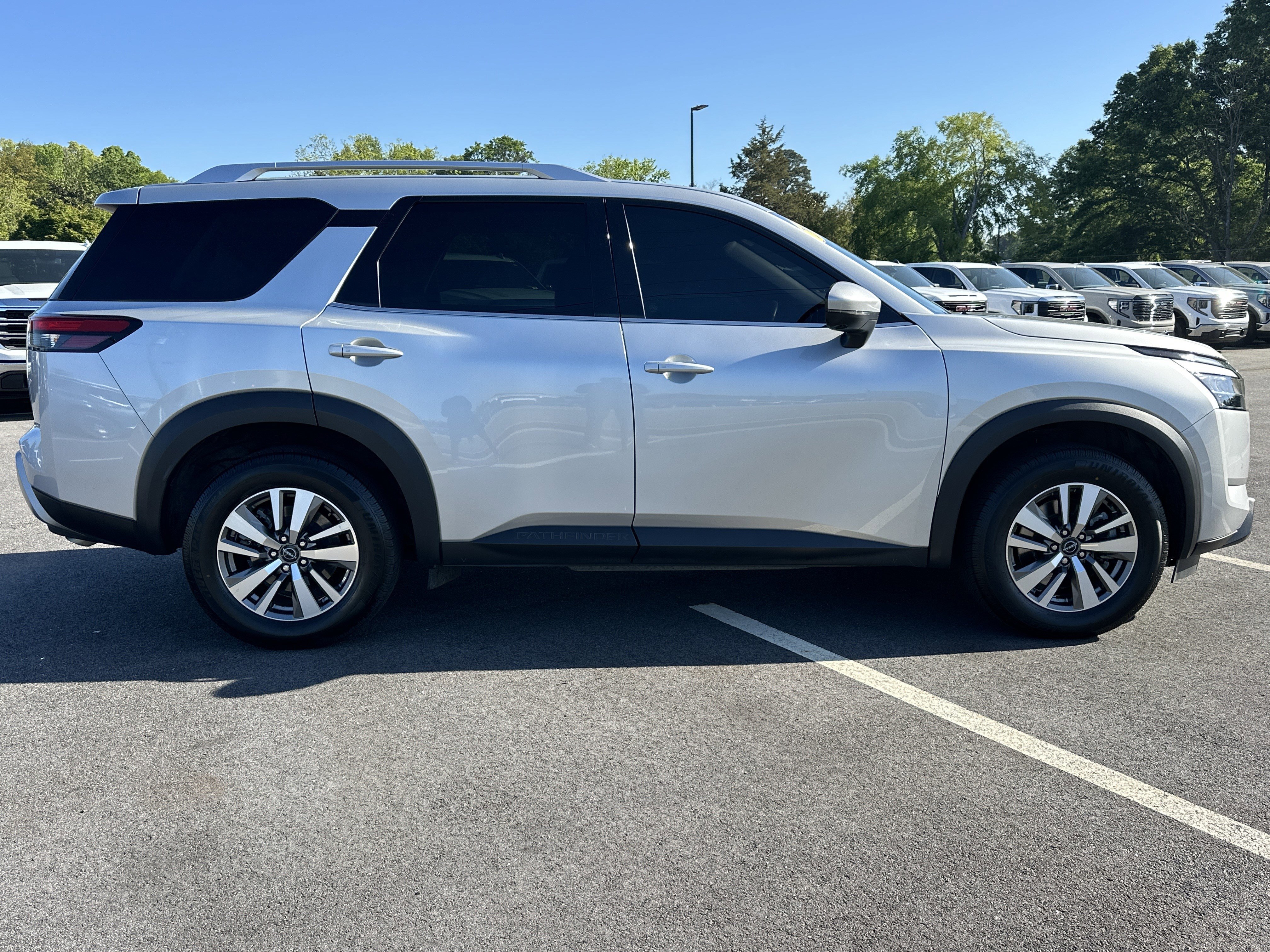 Used 2023 Nissan Pathfinder SL image 5