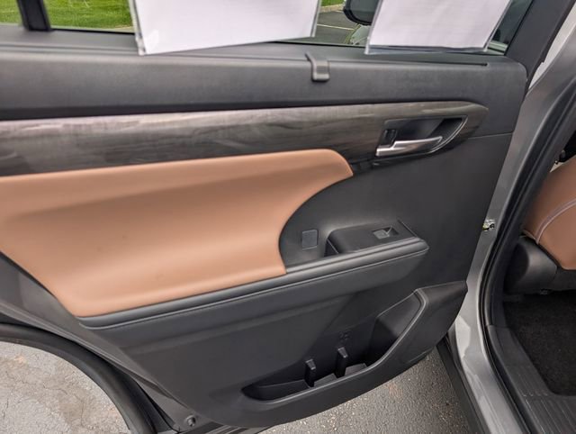 Used 2025 Toyota Highlander Limited image 10
