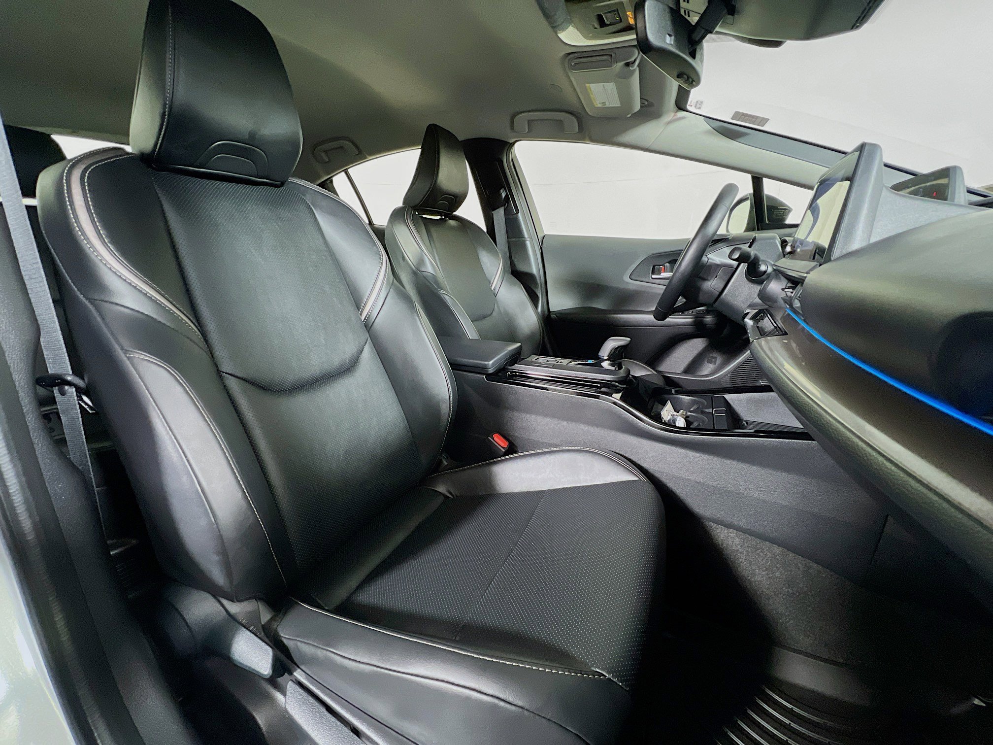 Used 2025 Toyota Prius XLE image 23