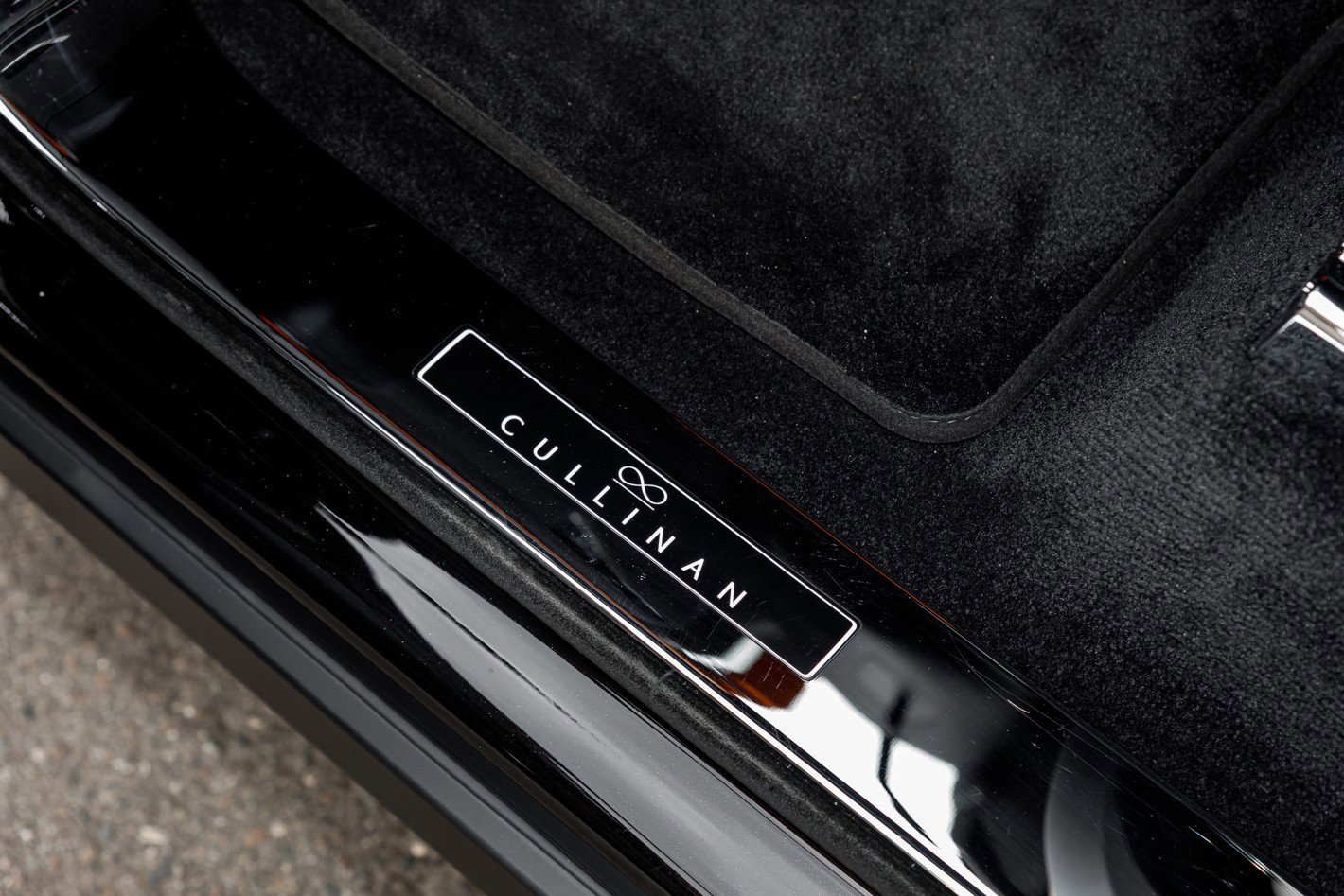 Used 2022 Rolls-Royce Cullinan Black Badge w/ Dark Exterior Package image 38