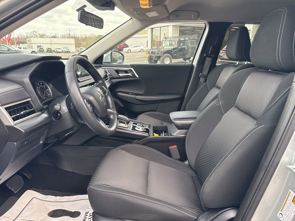 Used 2024 Mitsubishi Outlander ES image 18