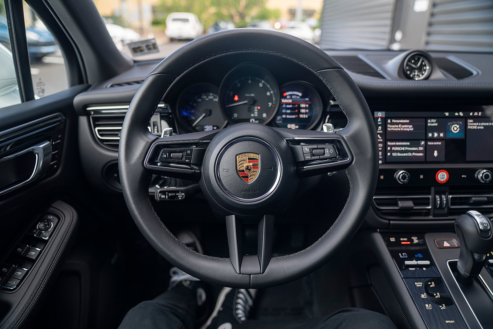 Certified 2025 Porsche Macan AWD/4WD image 6