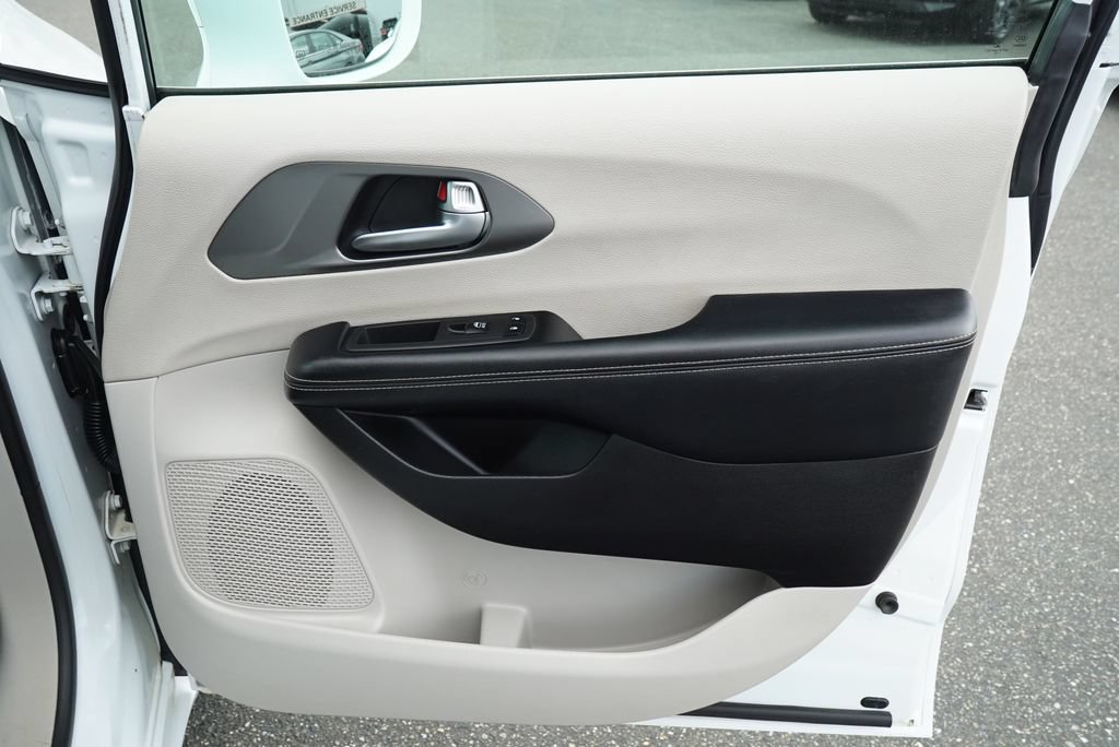 Used 2022 Chrysler Pacifica Touring-L FWD image 27