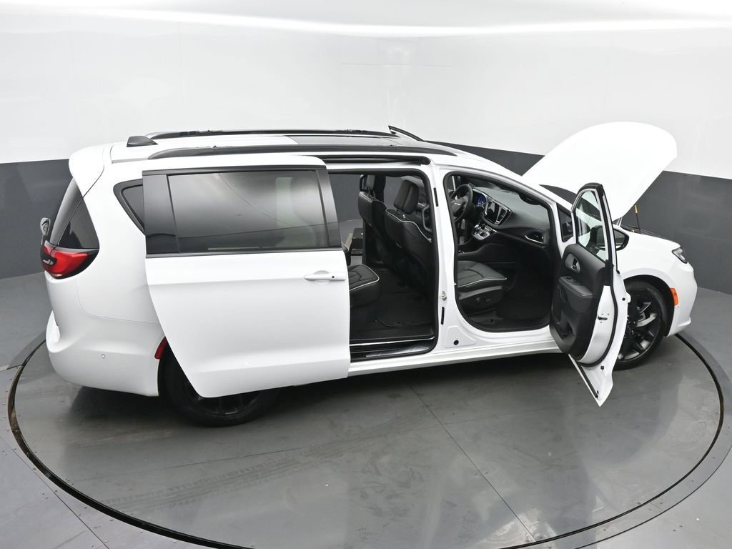 Used 2025 Chrysler Pacifica Limited image 63