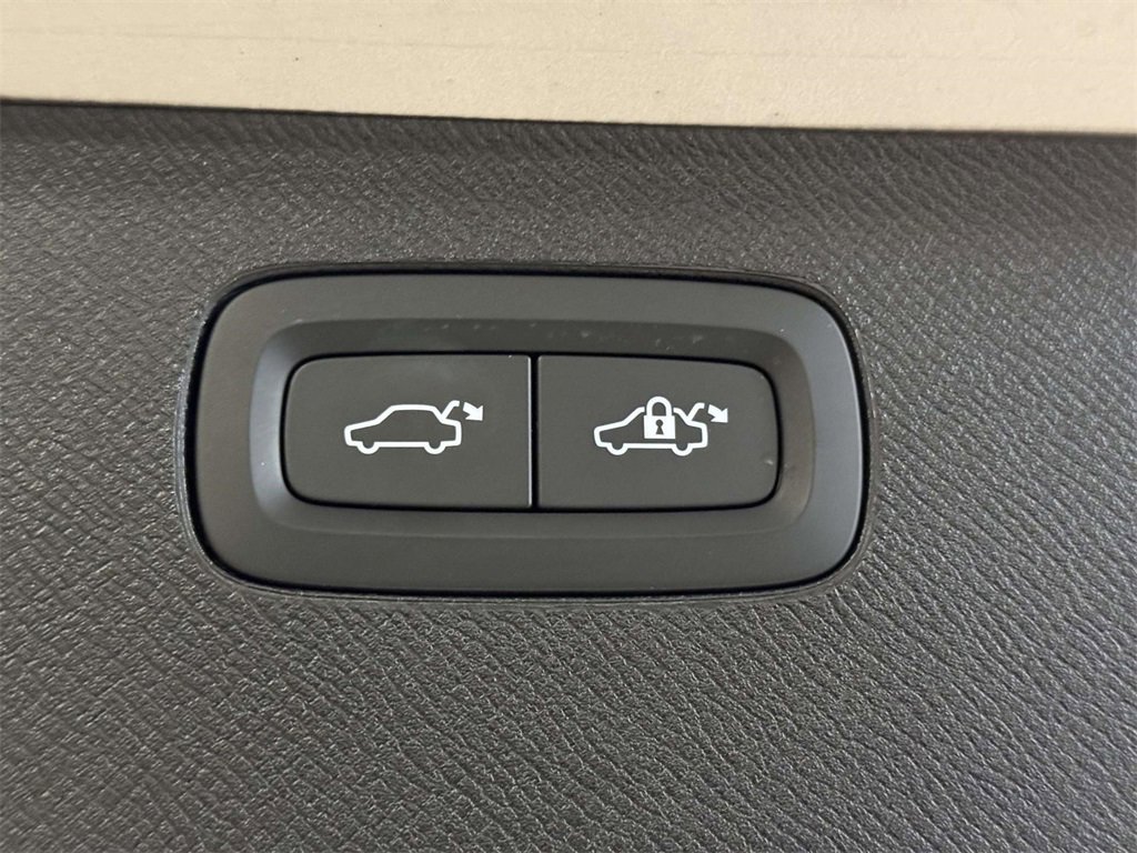 Certified 2025 Volvo XC90 B6 Plus image 18