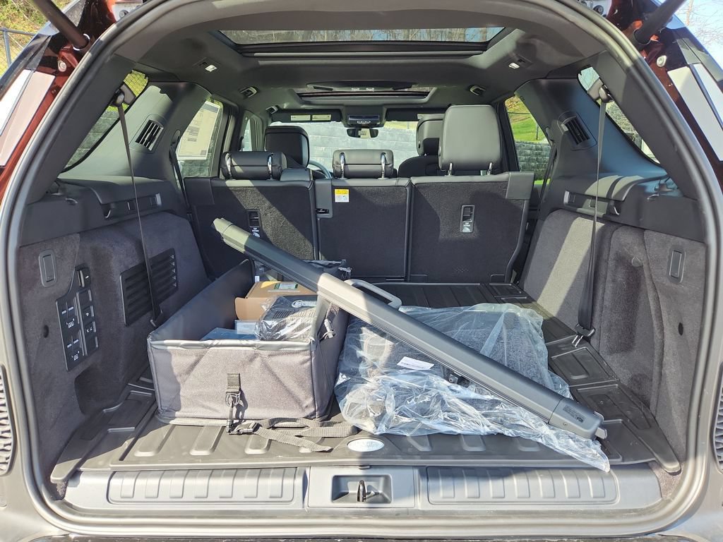 New 2026 Land Rover Discovery Limited Edition AWD/4WD image 13