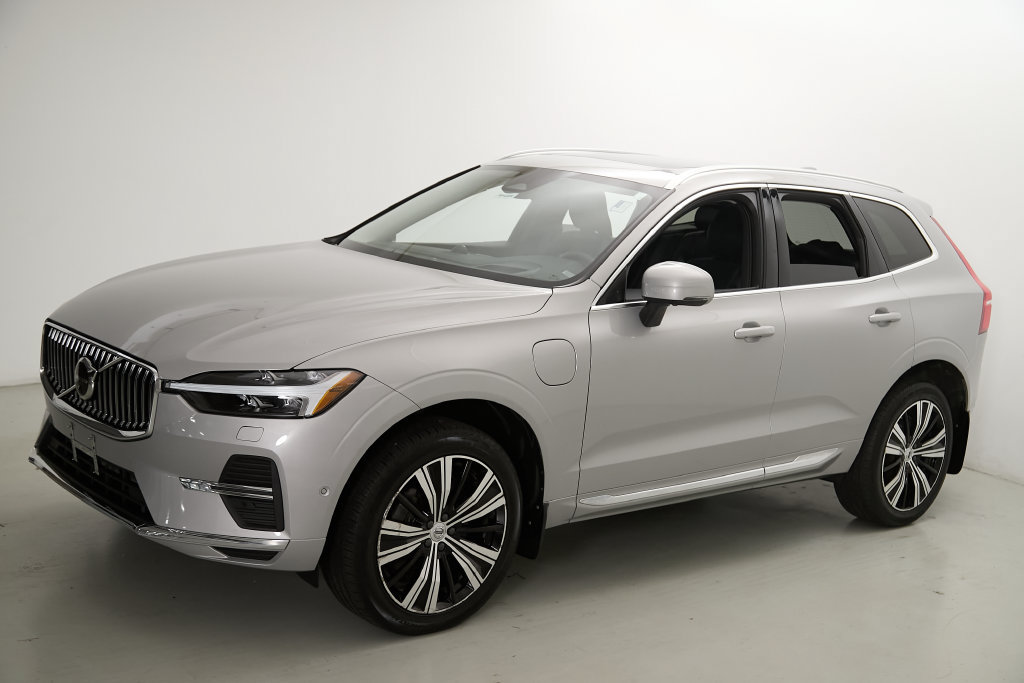 Certified 2023 Volvo XC60 T8 Ultimate w/ Climate Package AWD/4WD image 6