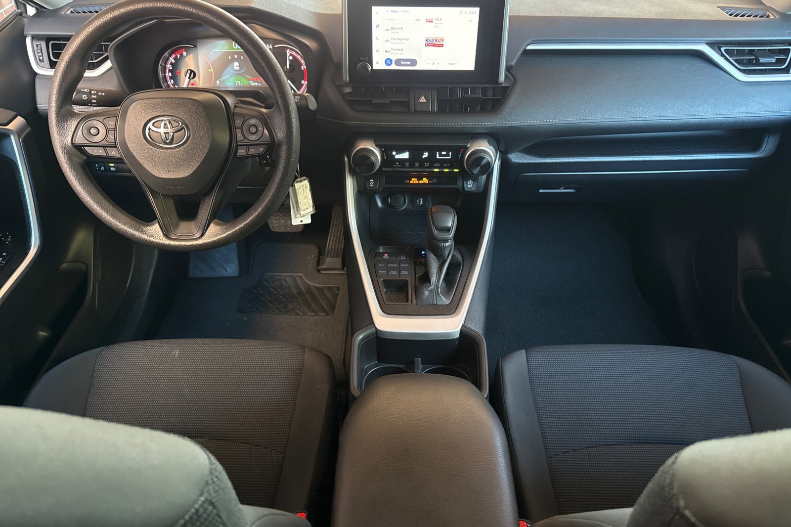 Used 2025 Toyota RAV4 LE AWD/4WD image 13