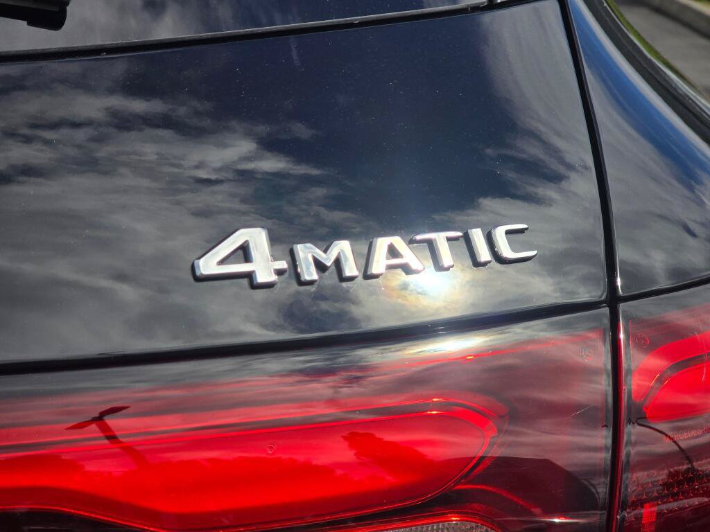 Used 2025 Mercedes-Benz GLC 300 4MATIC image 33