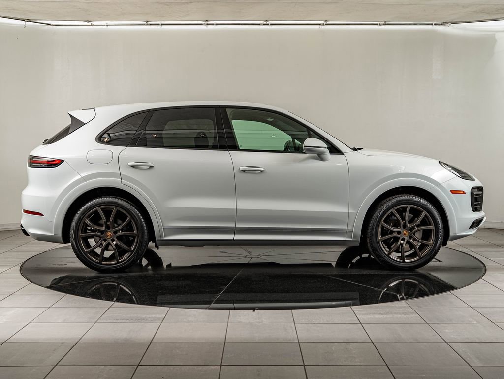 Certified 2023 Porsche Cayenne Platinum Edition image 9