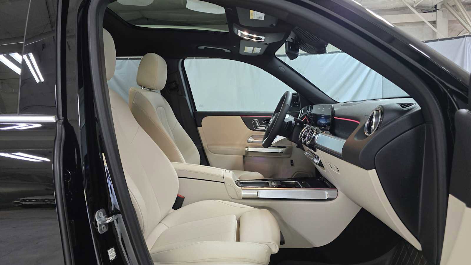 Certified 2025 Mercedes-Benz GLB 250 4MATIC image 10