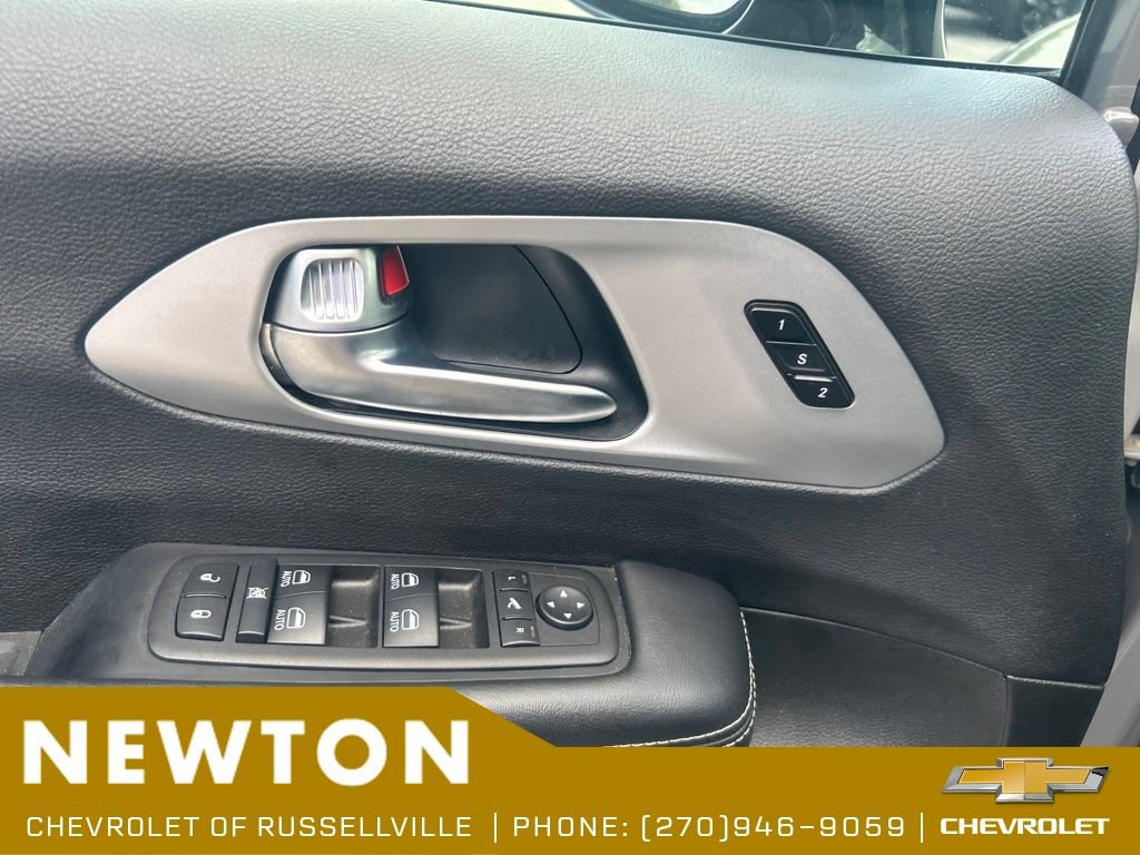 Used 2025 Chrysler Pacifica Limited FWD image 9