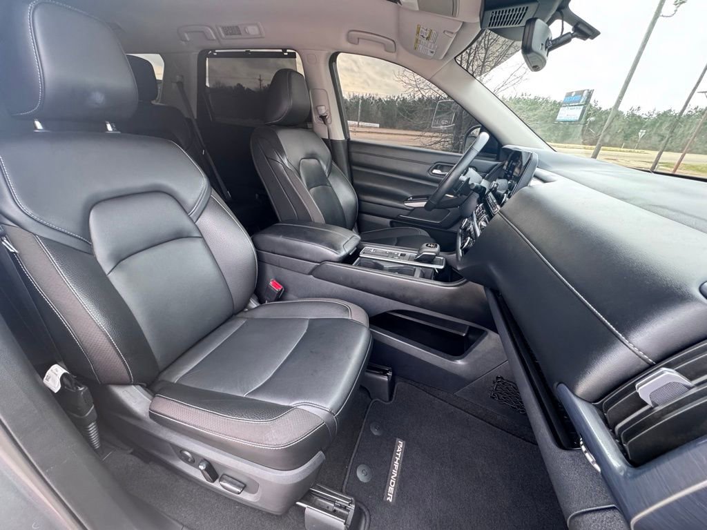 Used 2023 Nissan Pathfinder SL w/ Lighting Package (N92) image 13