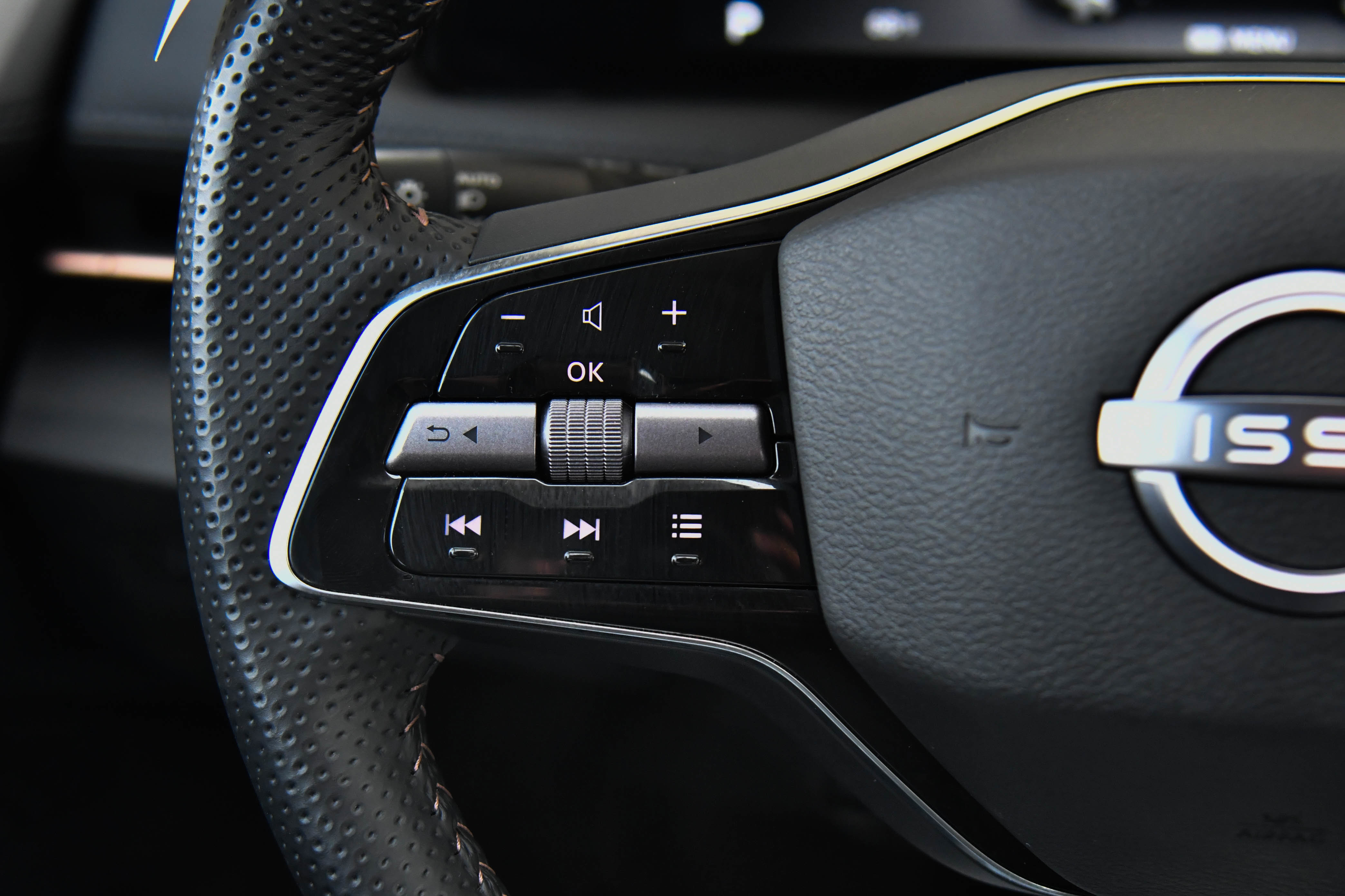 Used 2024 Nissan Ariya FWD image 39