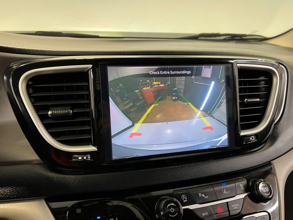 Used 2023 Chrysler Pacifica Touring-L image 44