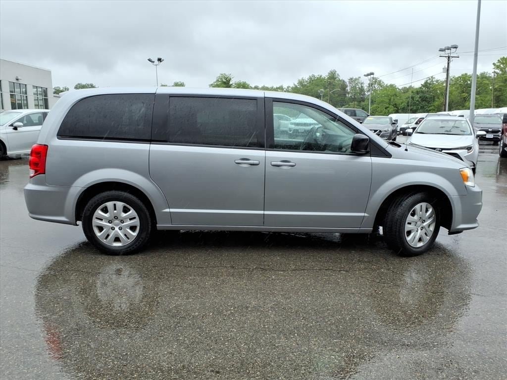 Used 2018 Dodge Grand Caravan SE w/ UConnect Hands-Free Group FWD image 2
