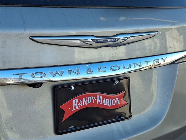 Used 2015 Chrysler Town & Country Touring image 29