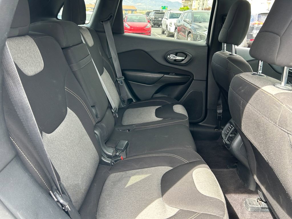 Used 2016 Jeep Cherokee Sport FWD image 31