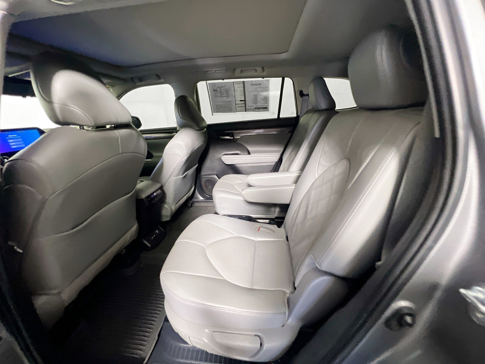 Used 2025 Toyota Highlander Platinum AWD/4WD image 28