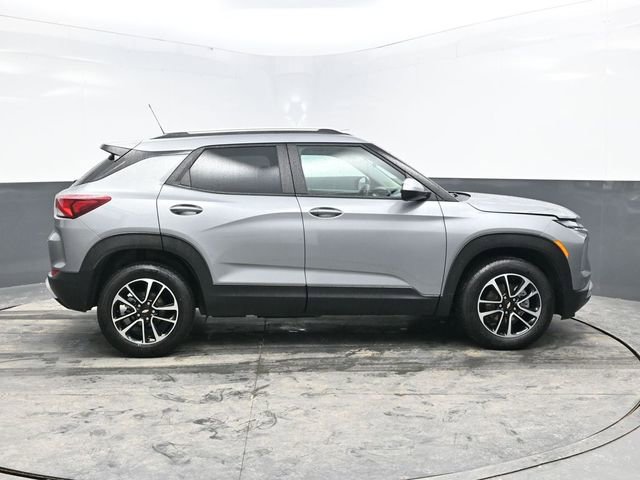 Used 2025 Chevrolet TrailBlazer LT w/ Driver Confidence Package image 8