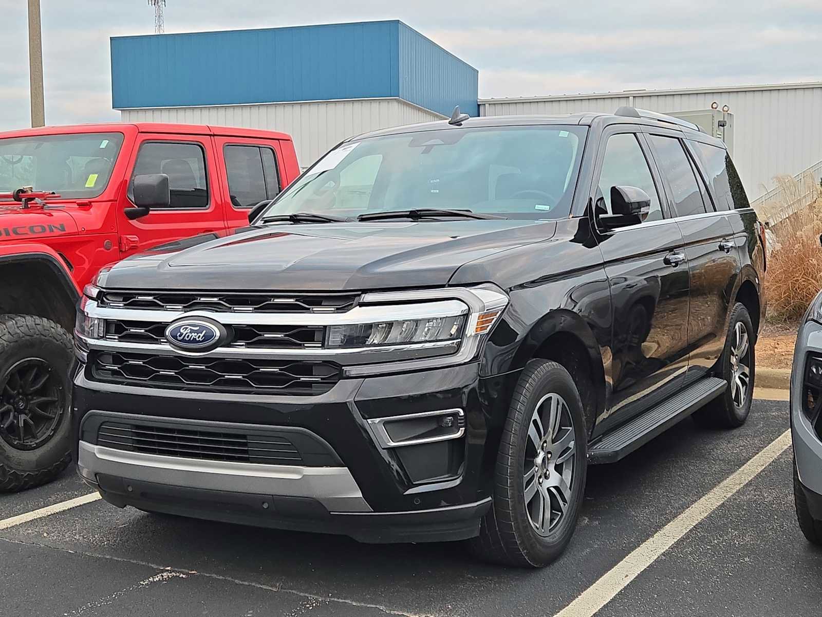 Used 2024 Ford Expedition Limited image 3