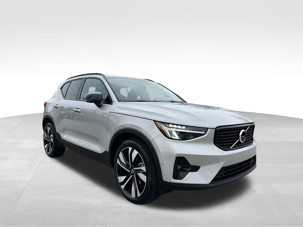 Used 2025 Volvo XC40 B5 Plus image 5