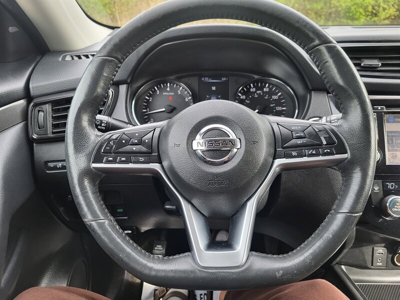 Used 2017 Nissan Rogue SV w/ SV Premium Package AWD/4WD image 16