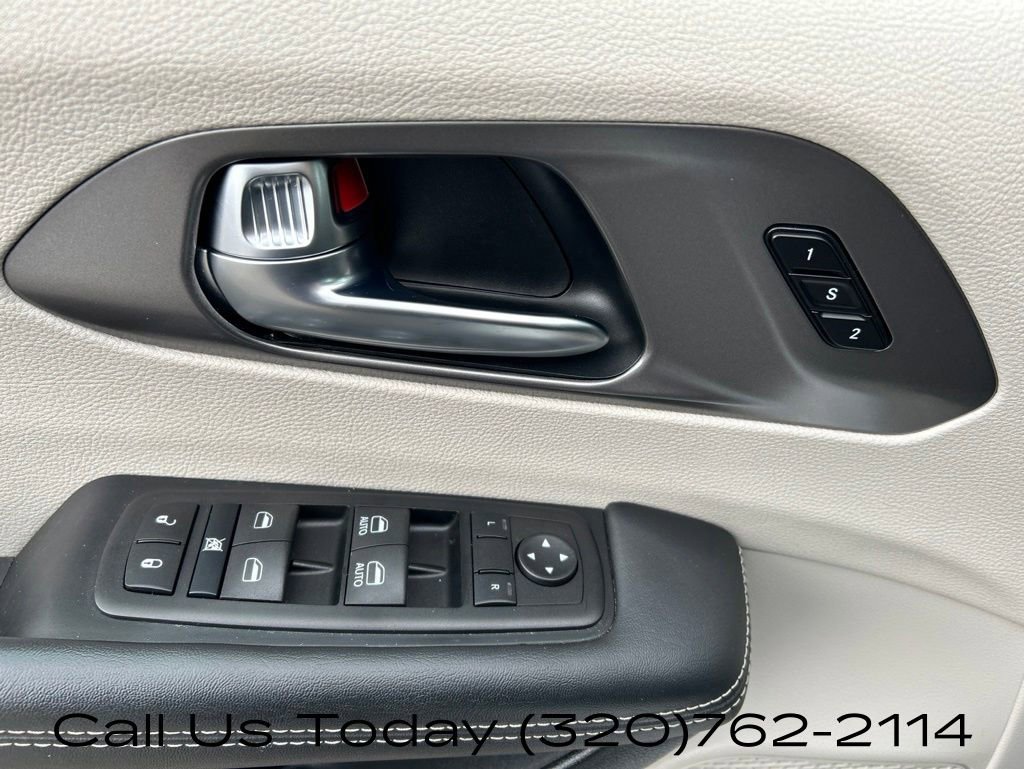 Used 2024 Chrysler Pacifica Touring-L FWD image 13
