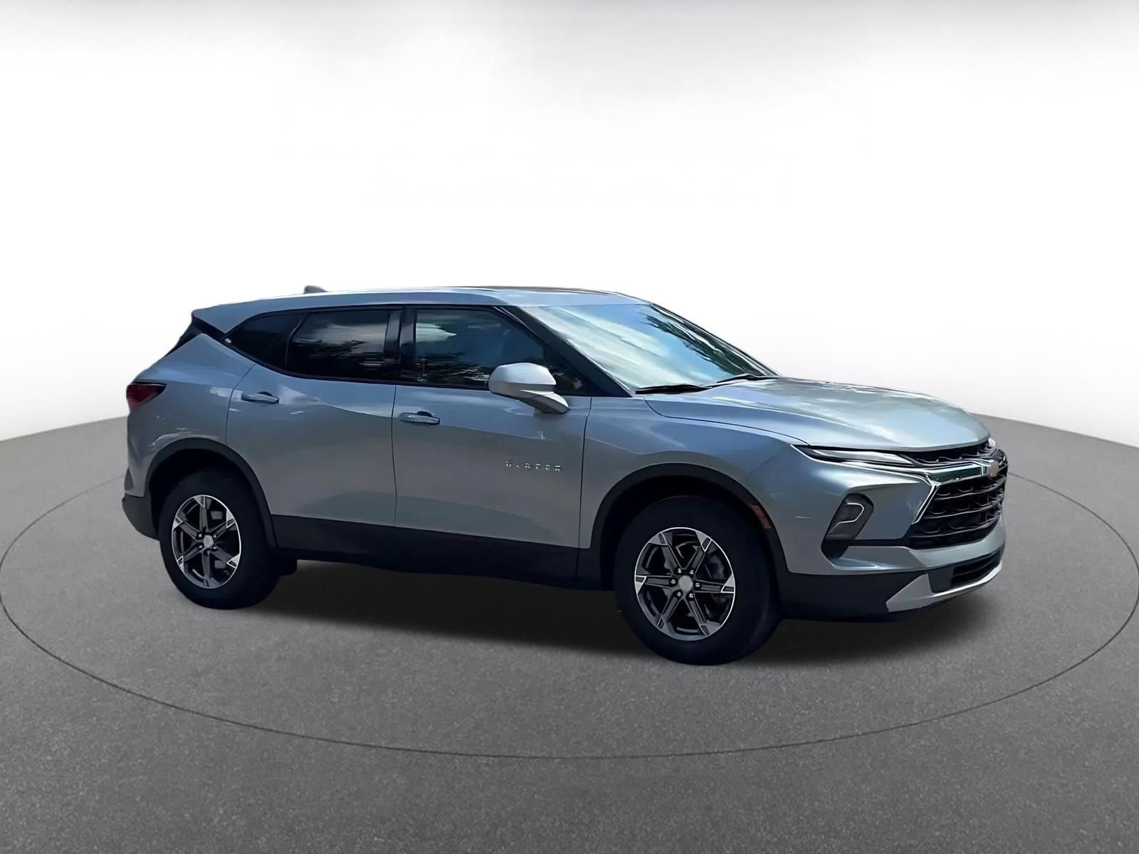 Used 2026 Chevrolet Blazer LT FWD image 2